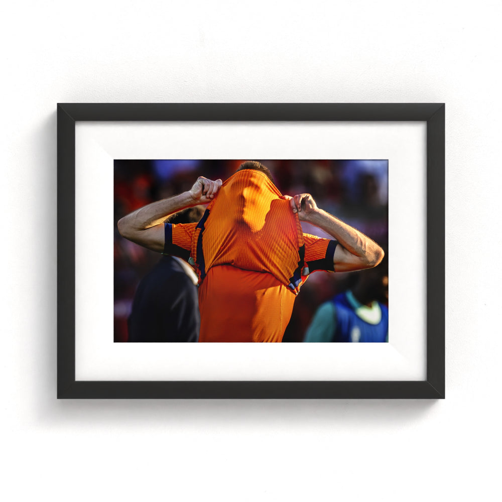 Sportfoto 'Stefan de Vrij verbergt zijn gezicht' ingelijst - afbeelding 1