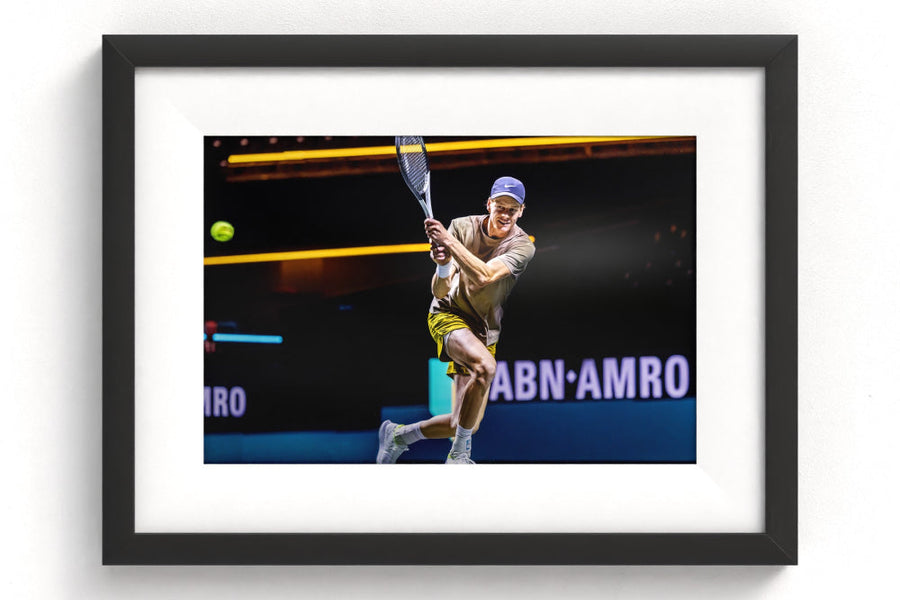 Sportfoto 'Jannik Sinner tijdens ABN AMRO tennistoernooi' ingelijst - afbeelding 1